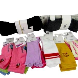 Brand: Zara
Type: Socks & Tights
(7) Multicolor socks
(1) Black Tights
8 Pieces